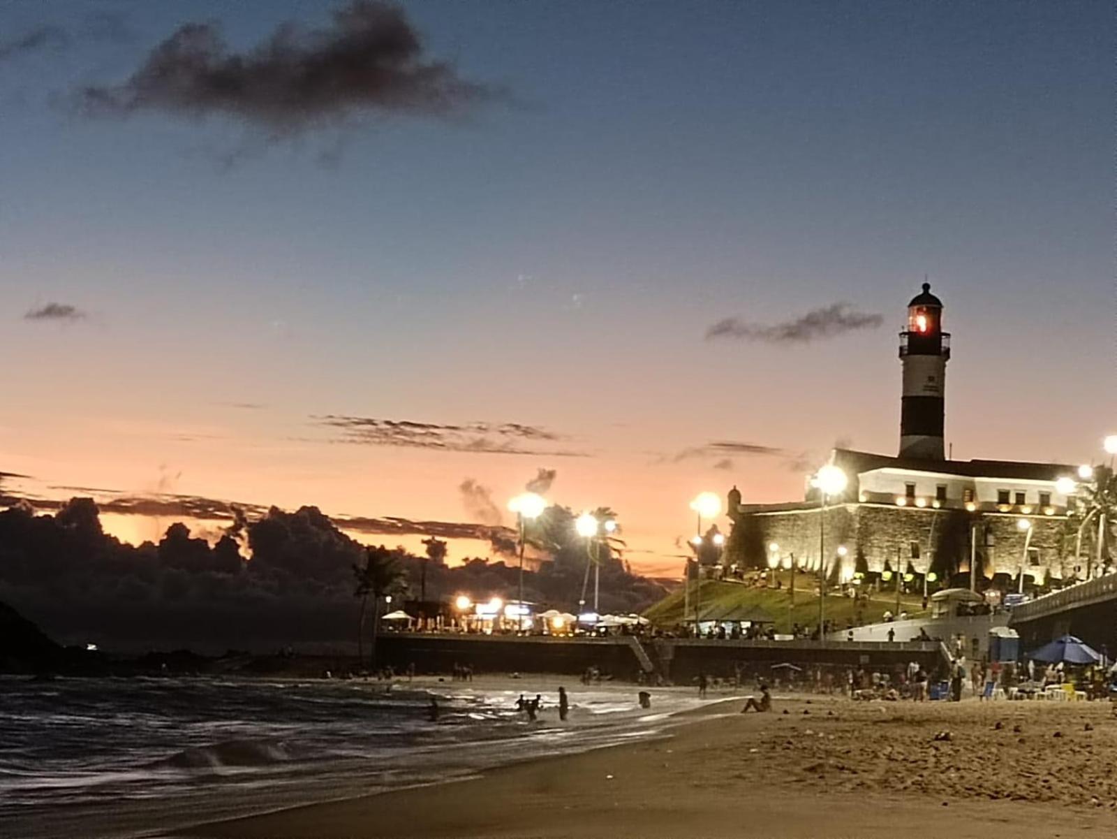100 Axe Bahia Proximo Ao Farol Da Barra Wifi 300 Mega Apartment Salvador